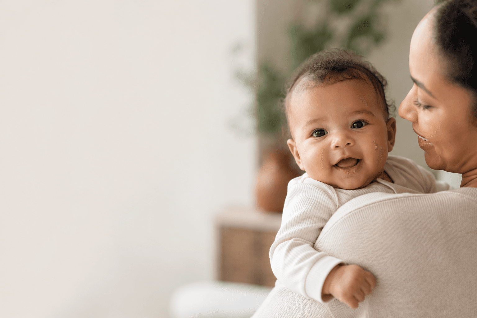Un bébé dans les bras de sa mère